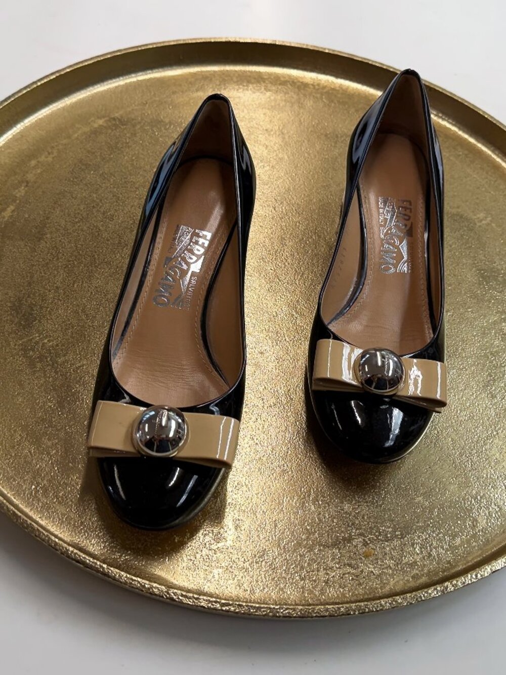 FERRAGAMO BLACK PATENT LEATHER FLATS 6.5 C